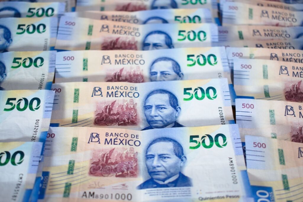Cómo Depositar y Retirar con SPEI en Casas de Apuestas de México: Guía Completa 2026
Cuando se trata de las apuestas en línea, hay ciertos aspectos que pueden definir por completo la experiencia del usuario.
Después de pasar los últimos meses probando plataformas de apuestas mexicanas, creando cuentas, verificando identidades y realizando depósitos en diferentes sportsbooks, una cosa quedó muy clara: SPEI está en todas partes y aparece constantemente como una de las principales opciones bancarias disponibles para los usuarios en México.
Antes de comenzar estas pruebas, ya sabía que SPEI era ampliamente utilizado en México para las operaciones bancarias cotidianas. Lo que me sorprendió fue hasta qué punto las casas de apuestas dependen de este método. En muchos casos, no se presenta como una alternativa más, sino como una de las opciones predeterminadas que los operadores esperan que utilicen sus jugadores.
Cuando pruebas plataformas de apuestas desde la perspectiva de un usuario real, los pagos se convierten en una de las partes más importantes de toda la experiencia. El registro importa. Las cuotas importan. Las promociones importan. Pero si depositar o retirar dinero resulta complicado, toda la experiencia puede verse afectada.
Si eres nuevo en las apuestas en línea en México o simplemente quieres entender cómo funciona SPEI en las casas de apuestas, aquí te explicaré lo que aprendí durante mis pruebas, cómo funcionan los depósitos, qué puedes esperar de los retiros y algunos aspectos importantes que debes conocer antes de transferir dinero.
¿Qué es SPEI?
SPEI significa Sistema de Pagos Electrónicos Interbancarios, el sistema de transferencias electrónicas interbancarias operado por el Banco de México.
La forma más sencilla de entenderlo es la siguiente: SPEI te permite transferir dinero directamente desde tu cuenta bancaria a otra cuenta de manera electrónica, sin necesidad de utilizar una tarjeta de débito, un comprobante de pago en efectivo o una billetera digital de terceros.
Como la mayoría de los apostadores mexicanos ya están familiarizados con SPEI gracias a sus actividades bancarias diarias, las casas de apuestas lo han adoptado naturalmente como uno de sus métodos de pago preferidos.
Durante mis pruebas observé que muchos operadores colocan SPEI junto a los pagos con tarjeta tradicionales y métodos en efectivo como OXXO. Para quienes ya administran sus finanzas mediante aplicaciones bancarias, SPEI suele ser una de las opciones más sencillas y cómodas.
¿Por Qué los Apostadores Mexicanos Prefieren SPEI?
Después de revisar decenas de páginas de métodos de pago y probar personalmente varias plataformas, hay varias razones que destacan.
Es Familiar
A diferencia de métodos de pago más recientes que requieren crear cuentas adicionales o aprender nuevos procesos, SPEI ya forma parte de la vida cotidiana en México.
La mayoría de las personas ya lo había utilizado mucho antes de realizar su primera apuesta deportiva.
Todo se Realiza Directamente con tu Banco
Algo que personalmente me gusta de SPEI es que trabajas directamente con tu cuenta bancaria.
Hay menos intermediarios involucrados en comparación con algunas billeteras electrónicas, algo que muchos usuarios consideran más seguro y confiable.
Es Conveniente
Mientras probaba distintas casas de apuestas, rara vez encontré situaciones en las que tuviera que abandonar la plataforma y completar procesos largos.
La mayoría de los operadores simplemente proporciona los datos bancarios o la referencia de pago, y la transferencia puede completarse desde la aplicación móvil de tu banco.
Los Depósitos Pueden Ser Muy Rápidos
Aunque los tiempos de procesamiento varían entre operadores, SPEI suele considerarse uno de los métodos bancarios más rápidos disponibles para los apostadores mexicanos.
Esto puede marcar una diferencia importante cuando deseas financiar tu cuenta poco antes de que comience un evento deportivo.
Cómo Depositar con SPEI en una Casa de Apuestas
Las pantallas y el diseño pueden variar entre plataformas, pero el proceso que encontré durante mis pruebas fue bastante similar en la mayoría de los casos.
Paso 1: Accede a la Sección de Caja o Pagos
Inicia sesión en tu cuenta de apuestas y abre la sección de caja, banca o pagos.
Paso 2: Selecciona SPEI
Elige SPEI de la lista de métodos de depósito disponibles.
Dependiendo del operador, normalmente lo encontrarás junto a tarjetas de débito, OXXO, billeteras electrónicas y otras soluciones bancarias.
Paso 3: Ingresa el Monto del Depósito
Selecciona la cantidad que deseas depositar en tu cuenta.
Siempre recomiendo revisar primero los límites mínimos y máximos de depósito, ya que pueden variar entre casas de apuestas.
Paso 4: Recibe las Instrucciones de Transferencia
Durante mis pruebas, las plataformas normalmente proporcionaban uno o varios de los siguientes datos:
Número de cuenta CLABE
Referencia única de pago
Instrucciones para la transferencia
Datos de la cuenta bancaria receptora
Estos datos permiten que el operador identifique correctamente tu depósito.
Paso 5: Completa la Transferencia
Ingresa a tu banca en línea o aplicación bancaria móvil y realiza la transferencia SPEI.
Antes de confirmar el pago, verifica cuidadosamente todos los datos. Un simple error tipográfico puede retrasar considerablemente el proceso.
Paso 6: Espera a que se Acredite el Depósito
Una vez que la transferencia sea recibida y asociada correctamente a tu cuenta, la casa de apuestas acreditará los fondos en tu saldo.
Por lo general, este proceso suele ser más sencillo y rápido que los métodos de pago basados en efectivo.
Lo Que Aprendí Sobre los Retiros con SPEI
Hay algo importante que vale la pena mencionar: los depósitos son solo una parte de la historia.
Al evaluar una casa de apuestas, deberías prestar tanta atención a los retiros como a los depósitos, ya que al final es la etapa que más les importa a la mayoría de los apostadores.
La mayoría de las plataformas que aceptan depósitos mediante SPEI también permiten retiros mediante SPEI, aunque el procedimiento exacto depende de cada operador.
El mayor retraso normalmente no proviene de la transferencia bancaria en sí, sino del proceso interno de revisión de la casa de apuestas. Antes de liberar fondos, los operadores suelen realizar verificaciones de seguridad e identidad. Esto es completamente normal y fue algo que encontré repetidamente durante mi investigación de plataformas mexicanas.
Por esa razón, siempre recomiendo verificar tu cuenta lo antes posible, en lugar de esperar hasta solicitar tu primer retiro.
Cómo Retirar Dinero con SPEI
Depositar es solo una parte del proceso. En algún momento, todo apostador quiere saber cómo acceder a sus ganancias. Afortunadamente, muchas casas de apuestas que aceptan depósitos mediante SPEI también permiten retiros a través de este mismo sistema.
Paso 1: Verifica tu Cuenta
Antes de procesar retiros, la mayoría de las casas de apuestas con licencia exigen la verificación de identidad.
Esto puede implicar el envío de documentos como:
Identificación oficial vigente
Comprobante de domicilio
Documentación bancaria
La verificación ayuda a las plataformas a cumplir con los requisitos regulatorios y de seguridad.
Paso 2: Accede a la Sección de Retiros
Ingresa a la sección de retiros dentro de tu cuenta de apuestas.
Paso 3: Selecciona SPEI
Elige SPEI como método de retiro, siempre que esté disponible.
Algunas plataformas pueden exigir que los retiros se envíen a la misma cuenta bancaria utilizada para realizar los depósitos.
Paso 4: Ingresa los Datos del Retiro
Especifica:
Monto del retiro
Información de la cuenta bancaria
Datos de verificación requeridos
Verifica cuidadosamente toda la información antes de enviar la solicitud.
Paso 5: Espera el Procesamiento
La casa de apuestas revisará y aprobará la solicitud antes de liberar los fondos. Una vez aprobada, la transferencia será enviada mediante SPEI a tu cuenta bancaria.
¿Cuánto Tardan los Depósitos y Retiros con SPEI?
La respuesta más honesta es: depende tanto de la casa de apuestas como del banco involucrado.
Por lo que pude observar durante mis pruebas, los depósitos suelen procesarse con relativa rapidez una vez que la transferencia es recibida.
Los retiros pueden tardar más porque las plataformas generalmente realizan revisiones adicionales de seguridad y cumplimiento antes de liberar los fondos.
Los tiempos de procesamiento también pueden verse afectados por:
Fines de semana
Días festivos
Estado de verificación de la cuenta
Disponibilidad del sistema bancario
Procedimientos internos de aprobación de la casa de apuestas
Siempre que sea posible, recomiendo revisar la sección bancaria del operador antes de realizar un depósito para conocer los tiempos estimados.
¿Existen Comisiones por las Transacciones SPEI?
Las comisiones varían según la plataforma.
Algunas casas de apuestas absorben los costos de las transacciones y ofrecen depósitos y retiros sin cargo. Otras pueden aplicar comisiones en determinadas circunstancias.
Del mismo modo, las políticas bancarias pueden variar entre instituciones financieras.
Antes de realizar cualquier transacción, dedica unos minutos a revisar:
Las políticas bancarias de la casa de apuestas
Los términos y condiciones de los retiros
Las posibles comisiones bancarias
Los montos mínimos de transferencia
Conocer estos detalles de antemano puede ayudarte a evitar sorpresas más adelante.
¿Son Seguras las Transacciones con SPEI?
Basándome tanto en mis pruebas como en el papel que desempeña SPEI dentro del sistema financiero mexicano, generalmente se considera uno de los métodos de pago más seguros disponibles para los usuarios en México.
Sin embargo, el método de pago es solo una parte de la ecuación. La plataforma que elijas y tus propios hábitos de seguridad son igual de importantes.
Siempre que pruebo sitios de apuestas, busco operadores que:
Cuenten con licencias válidas
Utilicen conexiones web seguras
Ofrezcan procesos de verificación de cuenta
Proporcionen información bancaria clara y transparente
Como usuario, también deberías proteger tus contraseñas, activar las funciones de seguridad disponibles y nunca compartir tus credenciales bancarias con terceros.
SPEI es un sistema seguro, pero mantener buenas prácticas de seguridad sigue siendo fundamental.
Sitios de Apuestas Mexicanos que Aceptan SPEI
Algo que noté mientras analizaba plataformas de apuestas para el mercado mexicano es que el soporte para SPEI es extremadamente común.
Ya fuera creando cuentas, revisando páginas de pago o explorando opciones de depósito dentro de aplicaciones de apuestas, SPEI aparecía constantemente como uno de los métodos bancarios más accesibles disponibles.
Esto no resulta sorprendente si consideramos lo integrado que está SPEI dentro del sistema bancario mexicano.
Dicho esto, cada operador gestiona SPEI de forma ligeramente diferente. Los límites de depósito, la velocidad de los retiros, los requisitos de verificación y los procedimientos bancarios pueden variar entre plataformas.
A continuación, se presentan algunas de las casas de apuestas donde encontré soporte para SPEI durante mi investigación y pruebas.
1. Caliente
Considerando su posición como una de las casas de apuestas más consolidadas de México, no fue ninguna sorpresa encontrar SPEI como una de las principales opciones bancarias de Caliente.
Durante mi análisis observé que los usuarios pueden depositar directamente mediante banca en línea generando una CLABE única asociada a su cuenta de apuestas. Una vez registrada dentro de la aplicación bancaria, los depósitos se acreditan automáticamente sin necesidad de confirmación manual.
Según Caliente, los depósitos comienzan desde $20 MXN y la plataforma no cobra comisiones por las transacciones, aunque tu banco podría aplicar cargos propios.
En cuanto a los retiros, Caliente indica que las solicitudes aprobadas suelen procesarse el mismo día o al siguiente día hábil, con un retiro mínimo de $100 MXN.
2. PlayDoit
PlayDoit también pone un fuerte énfasis en métodos de pago familiares para los apostadores mexicanos, y SPEI continúa siendo una de sus opciones bancarias más utilizadas.
Algo que destacó durante mi análisis es que la plataforma afirma no cobrar comisiones ni por depósitos ni por retiros.
Además, promociona el procesamiento inmediato de las transacciones SPEI, lo que la convierte en una opción atractiva para quienes buscan financiar su cuenta rápidamente.
3. Codere
SPEI está bien integrado dentro del ecosistema bancario de Codere.
Para los usuarios que prefieren evitar sucursales bancarias o métodos en efectivo, SPEI ofrece una de las formas más sencillas de depositar fondos.
Según la información publicada por Codere, los depósitos mediante SPEI suelen reflejarse entre 1 y 4 horas hábiles después de realizar la transferencia, con un depósito mínimo de $100 MXN.
4. RushBet
RushBet ofrece múltiples métodos de depósito, incluyendo transferencias SPEI y otras soluciones de pago populares en México.
Un detalle importante a tener en cuenta es que RushBet aplica ciertos requisitos de apuesta antes de permitir algunos retiros.
La plataforma indica que los usuarios deben apostar al menos el 50% de los fondos depositados antes de solicitar un retiro.
RushBet también limita a un máximo de cinco solicitudes de retiro por día.
Como siempre, es recomendable revisar los términos bancarios más recientes directamente en la plataforma antes de depositar.
5. Betcris
Betcris continúa ofreciendo una amplia variedad de soluciones bancarias, incluyendo transferencias SPEI.
Desde la perspectiva del usuario, esta flexibilidad resulta útil porque permite elegir entre distintos métodos para mover fondos según las preferencias bancarias de cada persona.
Para los apostadores mexicanos que prefieren transferencias bancarias directas, SPEI sigue siendo una de las opciones más familiares y cómodas disponibles.
6. Betsson
Betsson México también admite depósitos mediante SPEI. Al igual que ocurre en otras plataformas, los retiros mediante SPEI requieren proporcionar los datos bancarios y la CLABE correspondiente.
Cómo Depositar con SPEI en Betsson
Inicia sesión en tu cuenta de Betsson.
Haz clic en Depositar.
Selecciona SPEI como método de pago.
Ingresa el monto que deseas depositar.
Betsson te proporcionará los datos necesarios para la transferencia bancaria.
Abre la aplicación de tu banco o accede a tu banca en línea.
Realiza la transferencia SPEI utilizando la información proporcionada.
Para los retiros, los usuarios deben proporcionar su CLABE y datos bancarios. Como sucede en muchas casas de apuestas reguladas, es posible que se requiera una verificación de identidad antes de aprobar el primer retiro.
Betsson indica que los retiros suelen llegar en un plazo de entre uno y cinco días hábiles, dependiendo del banco receptor.
7. Strendus
Strendus mantiene soporte para métodos bancarios populares en México, incluyendo las transferencias SPEI.
Depositar mediante SPEI en Strendus es bastante sencillo. De hecho, la plataforma cuenta con una página específica donde explica el proceso.
Cómo Depositar con SPEI en Strendus
Inicia sesión y accede a la sección de depósitos.
Ingresa el monto que deseas depositar y selecciona SPEI.
Activa un bono si así lo deseas y continúa.
Sigue las instrucciones bancarias proporcionadas.
Completa la transferencia desde tu aplicación bancaria o banca en línea.
Nota: Los depósitos realizados fuera del proceso estándar de depósito pueden tardar más tiempo en acreditarse.
Para realizar retiros, deberás proporcionar:
El nombre de tu banco
Tu número de CLABE interbancaria
El monto que deseas retirar
Todas las solicitudes de retiro son revisadas por el equipo de Strendus, que indica que los fondos deberían reflejarse en la cuenta bancaria en un plazo máximo de 48 horas hábiles.
8. SportiumBet
Para los jugadores que prefieren transferencias bancarias directas, SPEI sigue siendo una de las opciones más familiares y accesibles disponibles en SportiumBet.
La plataforma indica que las transferencias SPEI son gratuitas y se procesan de forma instantánea. Sin embargo, existe un depósito mínimo de $100 MXN.
Las solicitudes de retiro también son gratuitas, con un tiempo máximo de procesamiento de 10 horas y un monto mínimo de retiro de $200 MXN.
9. Novibet
Novibet también ofrece SPEI como parte de sus opciones bancarias para usuarios mexicanos.
Según la plataforma, los depósitos mediante SPEI se procesan de forma instantánea y pueden realizarse desde tan solo $15 MXN, uno de los requisitos mínimos de depósito más bajos entre las casas de apuestas mexicanas.
Los usuarios reciben datos CLABE únicos que pueden utilizar para transferir fondos directamente desde su aplicación bancaria preferida sin necesidad de acudir a una sucursal física.
Para los retiros, Novibet permite retiros mediante SPEI con un monto mínimo de $100 MXN.
Como ocurre con la mayoría de las casas de apuestas reguladas, es posible que los usuarios deban completar la verificación de identidad antes de que se apruebe su primer retiro.
Los tiempos de procesamiento pueden variar dependiendo de la verificación de la cuenta y de las revisiones internas del operador.
10. Winpot
Winpot también forma parte de las casas de apuestas que continúan ofreciendo SPEI como método de pago para usuarios en México.
La plataforma indica que los depósitos mediante SPEI suelen procesarse en aproximadamente 5 minutos, permitiendo a los usuarios financiar sus cuentas rápidamente desde la sección de caja.
El depósito mínimo mediante SPEI es de $100 MXN y Winpot no cobra comisiones por utilizar este método de pago.
Para los retiros, Winpot también admite transferencias SPEI con un monto mínimo de retiro de $80 MXN.
Los usuarios deben completar la verificación de identidad antes de retirar fondos, y la cuenta bancaria utilizada debe pertenecer a la misma persona registrada en la cuenta de apuestas.
Según Winpot, los retiros pueden tardar hasta 24 horas, aunque la mayoría de las solicitudes suelen procesarse dentro de las primeras 6 horas.
Recomendaciones Finales
Verifica Siempre los Datos Bancarios
Incluso un pequeño error en la información de la cuenta puede retrasar el procesamiento.
Antes de enviar fondos, revisa cuidadosamente todos los datos de la transferencia.
Comienza con un Depósito Pequeño
Si utilizas una nueva casa de apuestas por primera vez, considera realizar un depósito pequeño antes de transferir cantidades más grandes.
Esto te permitirá familiarizarte con el proceso y verificar que todo funcione correctamente.
Guarda Capturas y Comprobantes
Conserva registros de:
Confirmaciones de transferencia
Números de referencia
Solicitudes de depósito
Solicitudes de retiro
Esta información puede resultar muy útil si necesitas contactar al servicio de atención al cliente.
Completa la Verificación con Anticipación
Muchos retrasos en los retiros ocurren porque los usuarios esperan hasta obtener ganancias para verificar sus cuentas.
Completar este proceso desde el principio puede agilizar considerablemente futuros retiros.
Conclusión
Después de dedicar tiempo a probar casas de apuestas dirigidas al mercado mexicano, hubo algo que quedó claro muy rápidamente: realmente no necesitas aprender a usar SPEI.
A diferencia de otros métodos de pago que requieren explicaciones, tutoriales o procesos completamente nuevos, SPEI ya forma parte de la vida diaria en México.
La mayoría de los apostadores probablemente ya lo han utilizado para enviar dinero, realizar pagos o transferir fondos entre cuentas bancarias mucho antes de abrir una cuenta en una casa de apuestas.
Si estás comparando métodos de pago dentro de una plataforma de apuestas mexicana, SPEI suele representar el camino más sencillo. Utilizas un sistema bancario en el que ya confías, mediante una aplicación que probablemente ya utilizas y siguiendo un proceso que ya conoces.
Nuestro consejo es simple: no te limites a comprobar si una casa de apuestas ofrece SPEI. También revisa sus límites de depósito, tiempos de retiro y requisitos de verificación.
Dos operadores pueden aceptar exactamente el mismo método de pago y aun así ofrecer experiencias muy diferentes cuando llega el momento de retirar tus ganancias.
Al final del día, el mejor método de pago suele ser aquel que simplemente funciona sin complicaciones.
Y por todo lo que pude observar durante mis pruebas de plataformas de apuestas mexicanas, ese es precisamente el papel que desempeña SPEI.