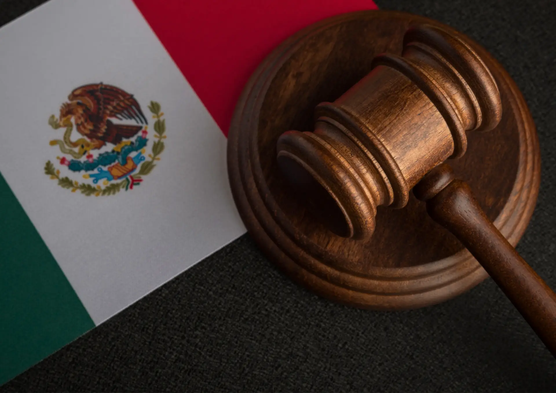 An illustration of the Mexican flag and a judge's gavel representing laws and regulations.