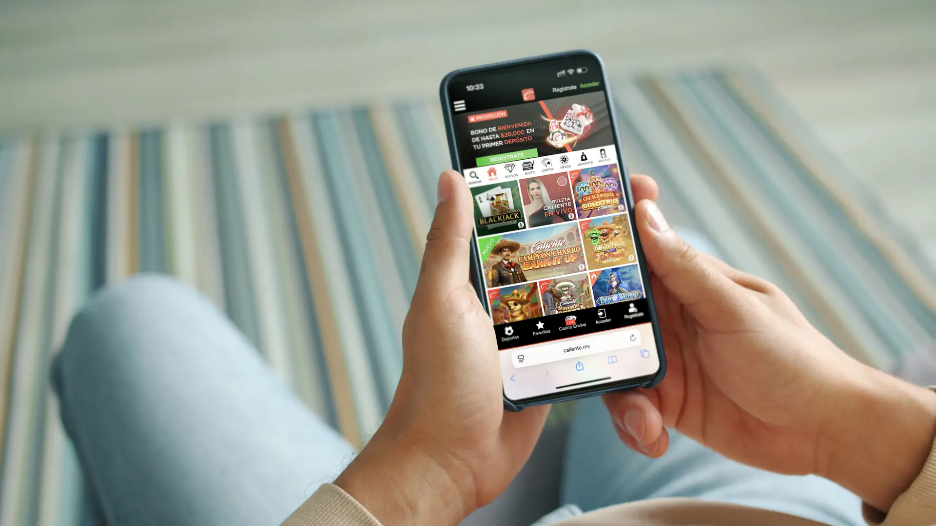 Hombre sosteniendo un teléfono móvil mientras explora juegos de casino en línea.