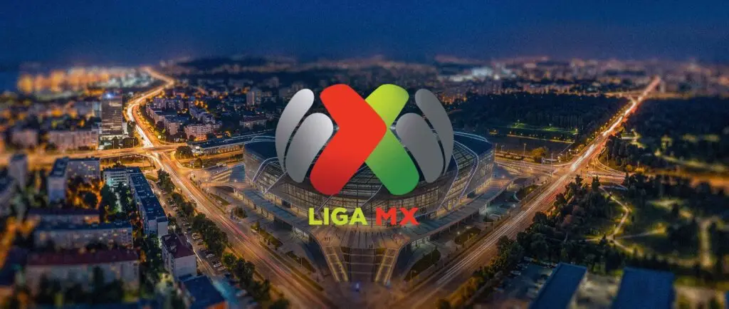 Vista aérea nocturna de un estadio de fútbol moderno, con el logotipo de la Liga MX destacado en el centro.