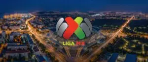 Vista aérea nocturna de un estadio de fútbol moderno, con el logotipo de la Liga MX destacado en el centro.