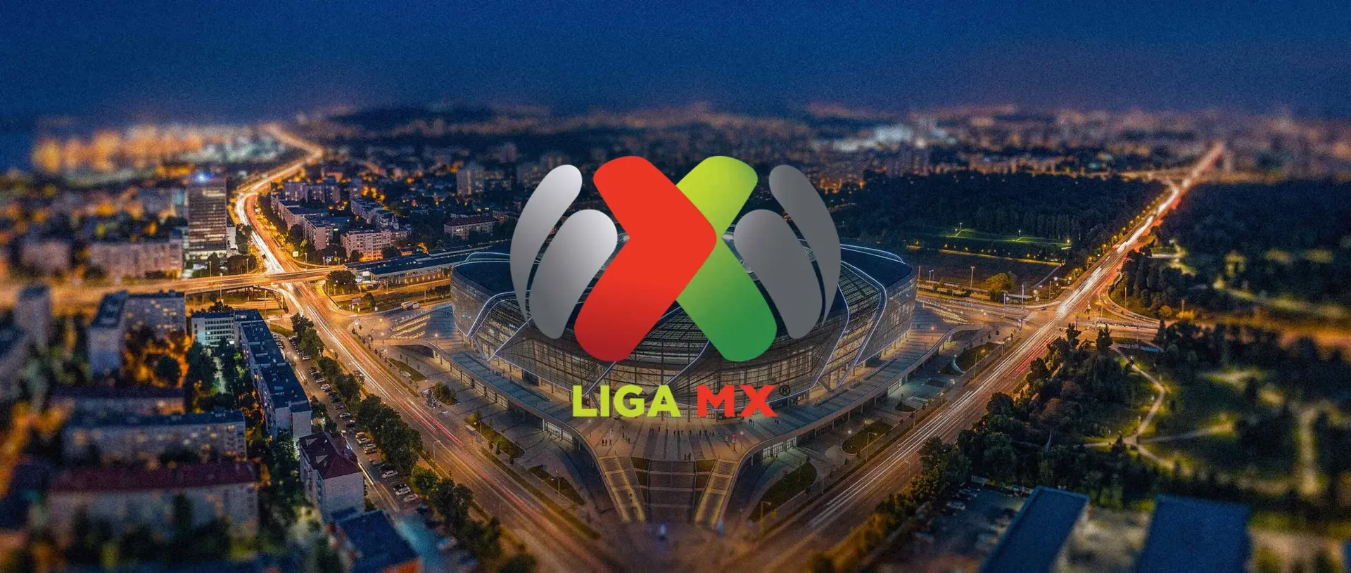 Vista aérea nocturna de un estadio de fútbol moderno, con el logotipo de la Liga MX destacado en el centro.