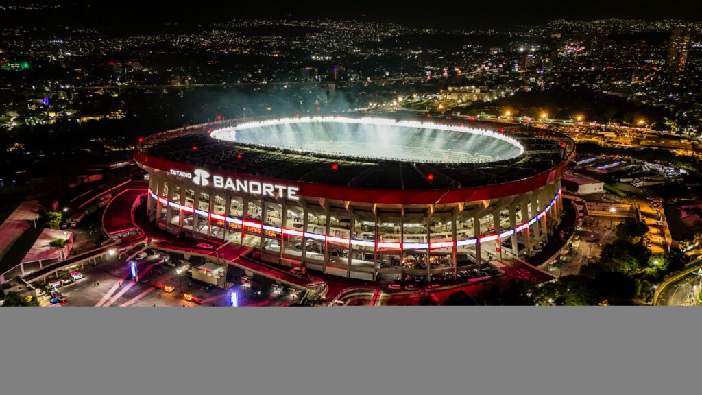 Vista aérea nocturna del Estadio Banorte, antes Estadio Azteca, en la Ciudad de México