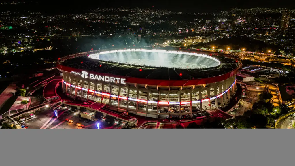 Vista aérea nocturna del Estadio Banorte, antes Estadio Azteca, en la Ciudad de México