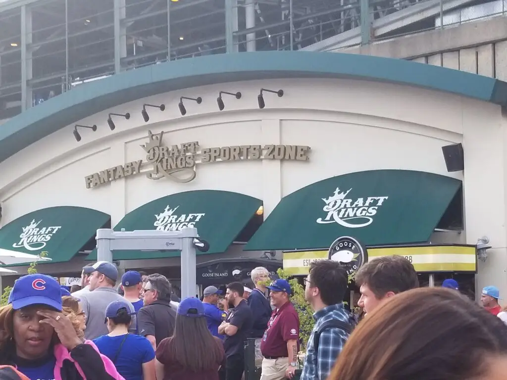 Aficionados frente a la DraftKings Fantasy Sports Zone en un estadio de Estados Unidos