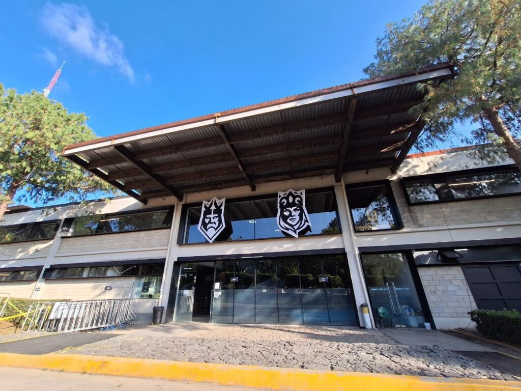 Fachada de la sede de la Américas Kings League y Queens League en la Ciudad de México