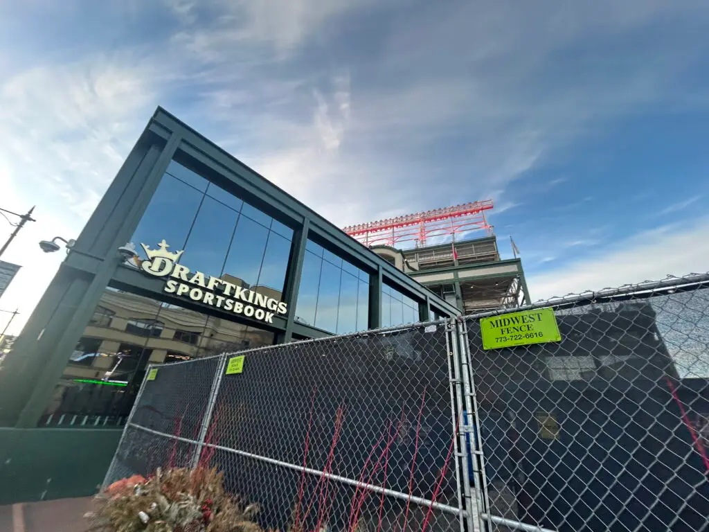 Edificio de DraftKings Sportsbook junto al Wrigley Field de Chicago