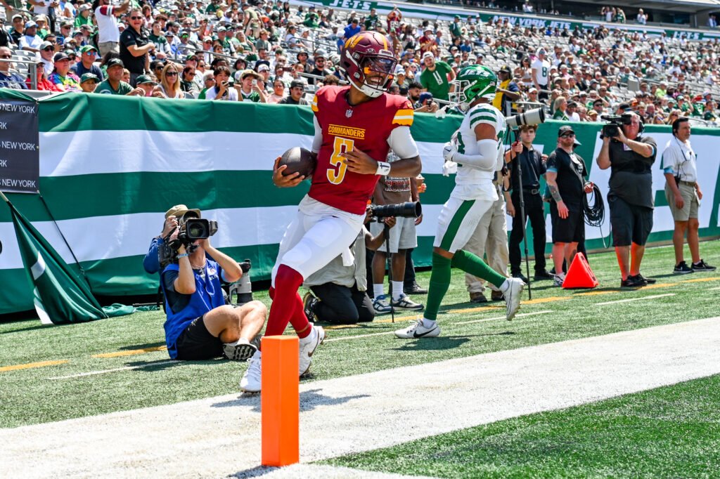 Quarterback de la NFL calentando antes de un partido