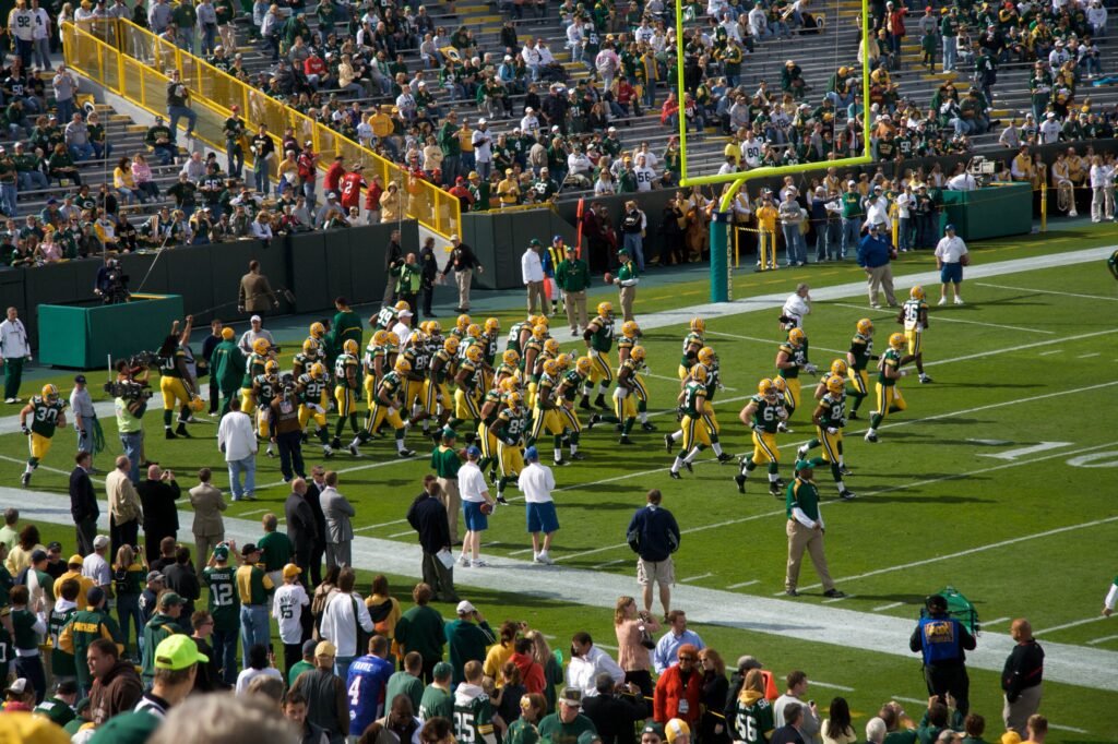 Jugadores saliendo al campo en Lambeau Field antes de un partido de la NFL