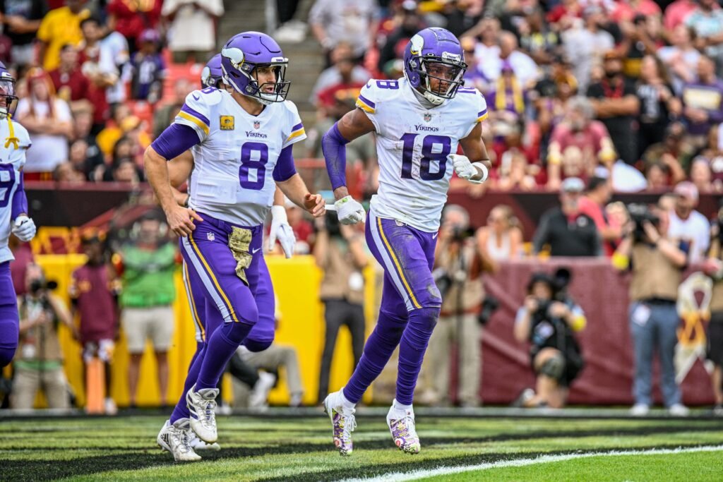 Quarterback y receptor de la NFL celebrando durante un partido