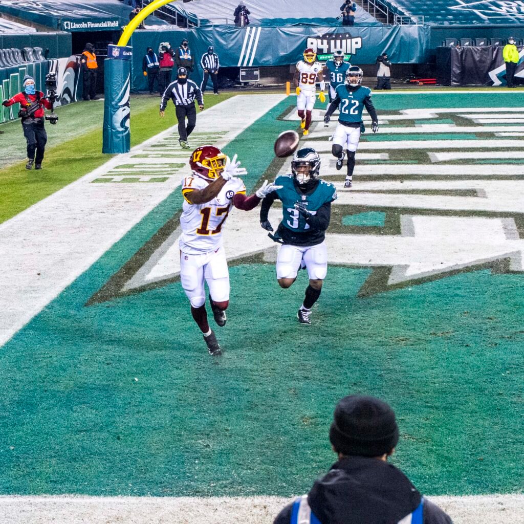 Receptor de la NFL atrapando un pase de touchdown en la zona de anotación