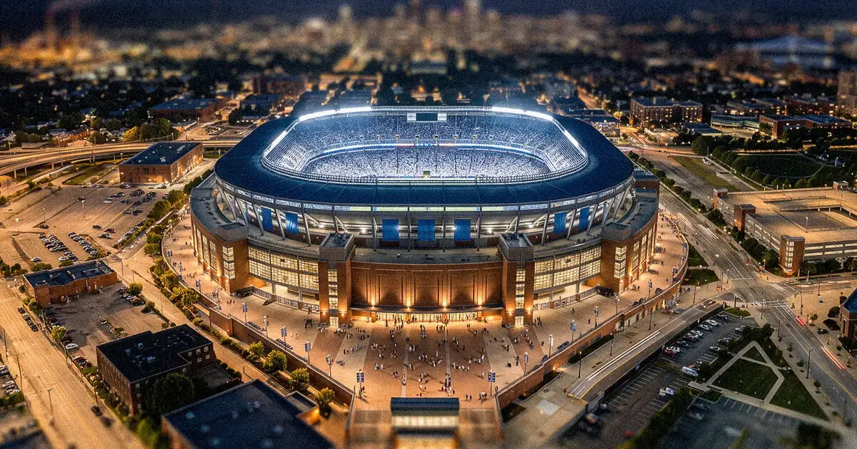 Vista aérea de un estadio de futbol iluminado de noche en la ciudad