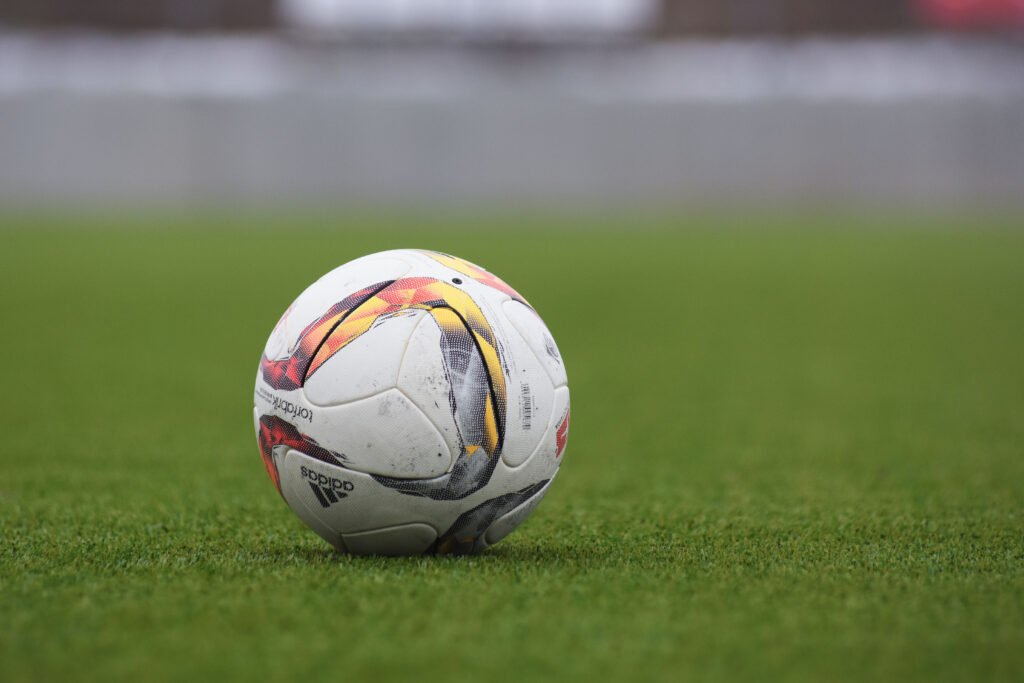Balón de fútbol sobre el césped de una cancha