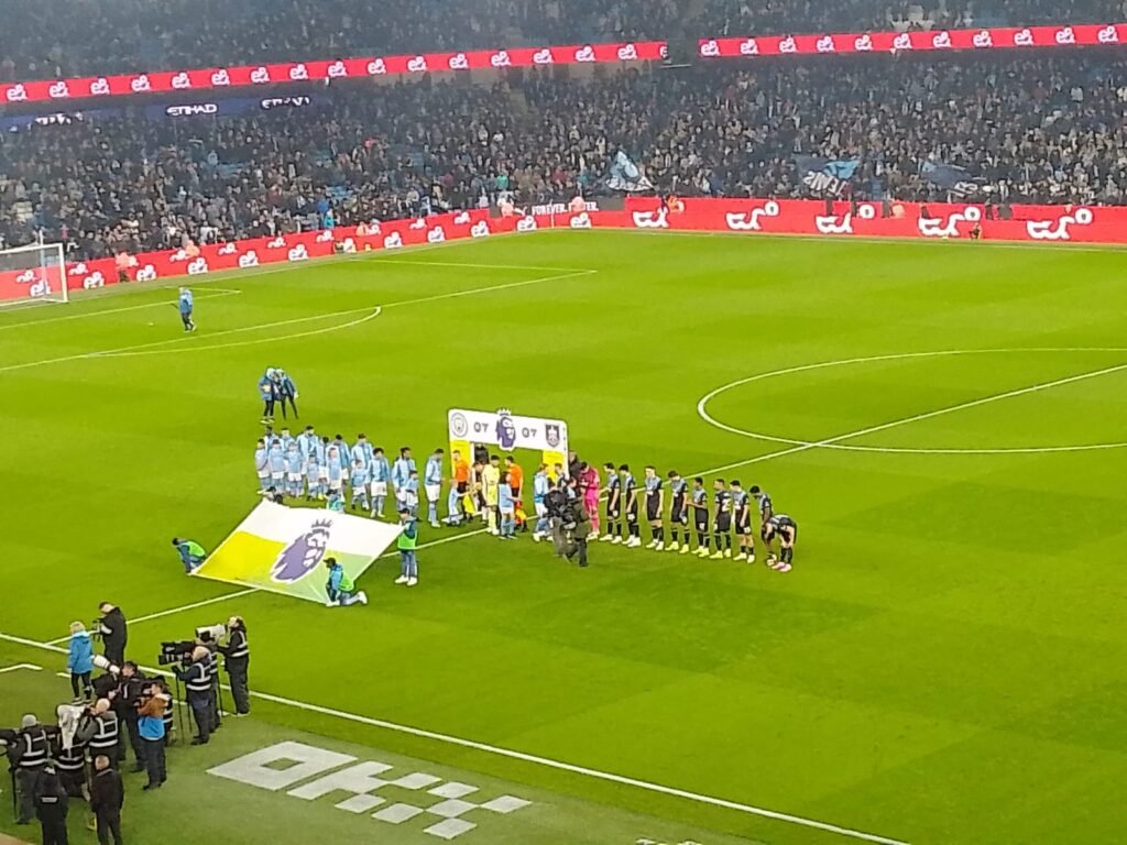Equipos formados antes de un partido de la Premier League en el Etihad Stadium