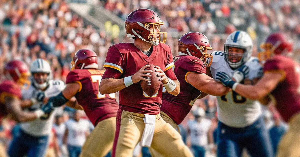 Quarterback con jersey guinda prepara un pase durante un partido de futbol americano