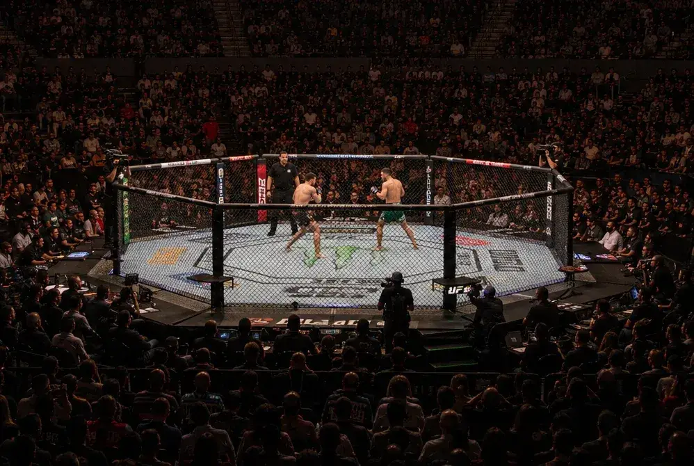 Pelea de UFC en la Arena Ciudad de México con un público que llena por completo las gradas.
