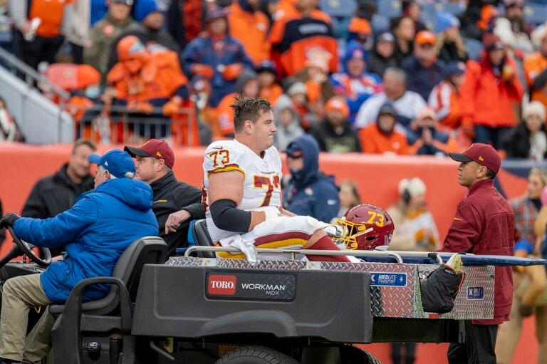 Jugador de la NFL retirado del campo en el carrito médico