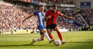 Pronósticos Liga MX Jornada 6 del Apertura 2026 con dos jugadores disputando el balón