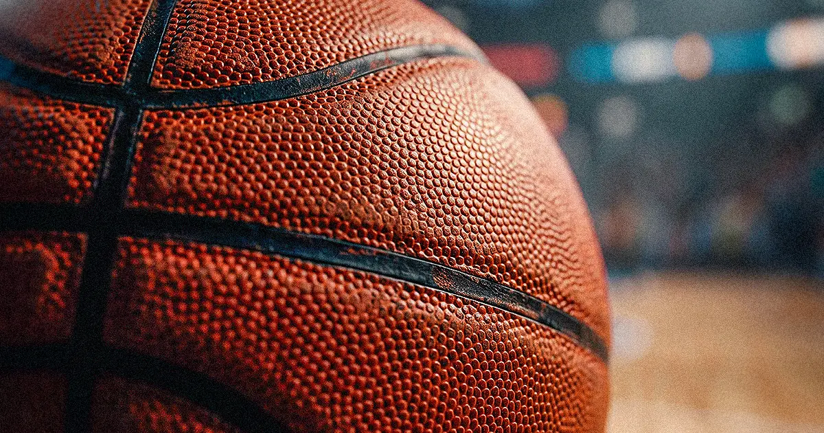 Balón de basquetbol sobre la duela, pronósticos NBA 2026-27
