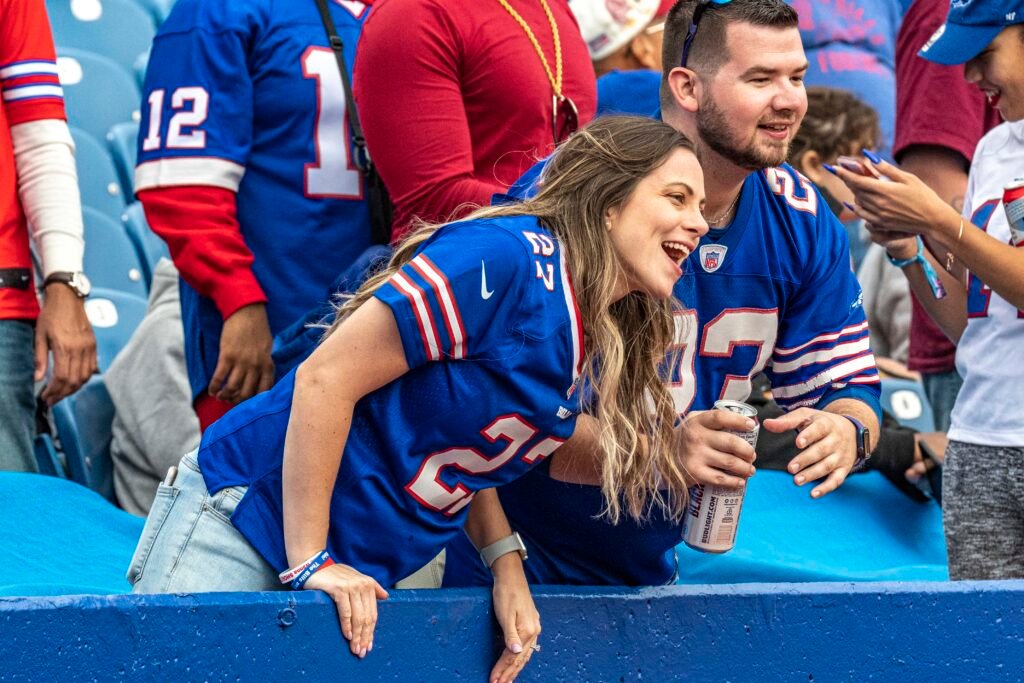 Aficionados de los Buffalo Bills celebrando en las gradas