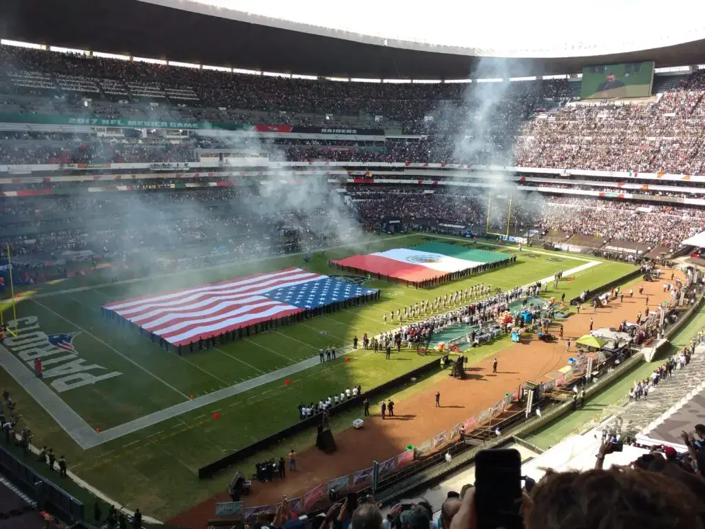 Ceremonia previa a un partido de la NFL en el Estadio Azteca, con las banderas de México y Estados Unidos sobre el campo