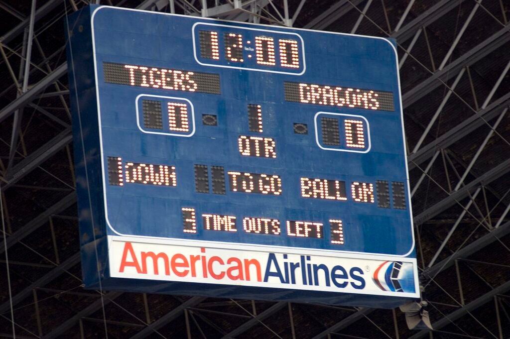 Marcador de un estadio de futbol americano antes del kickoff