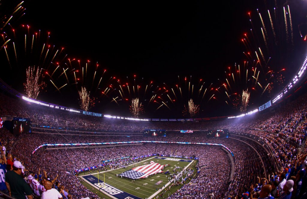 Fuegos artificiales sobre el MetLife Stadium antes de un partido de los Giants