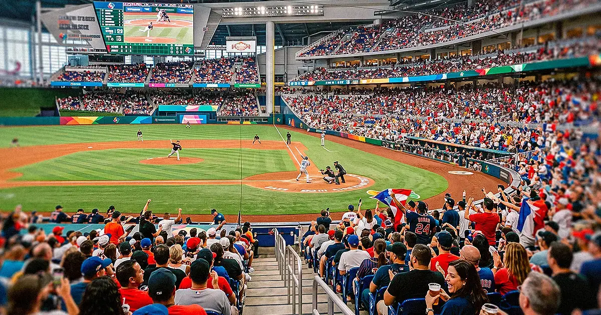 Estadio de beisbol con ambiente de final durante la Serie del Rey 2026