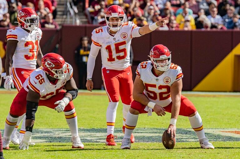 Quarterback de la NFL en la línea de scrimmage