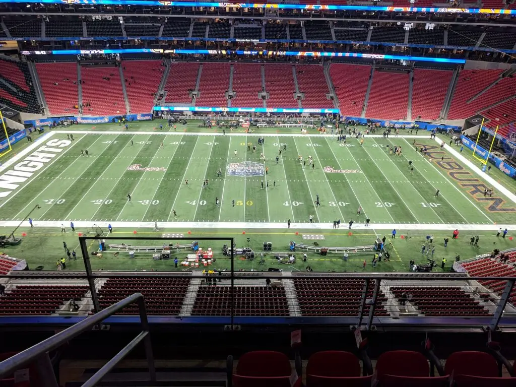 Interior del Mercedes-Benz Stadium de Atlanta antes de un partido de NFL
