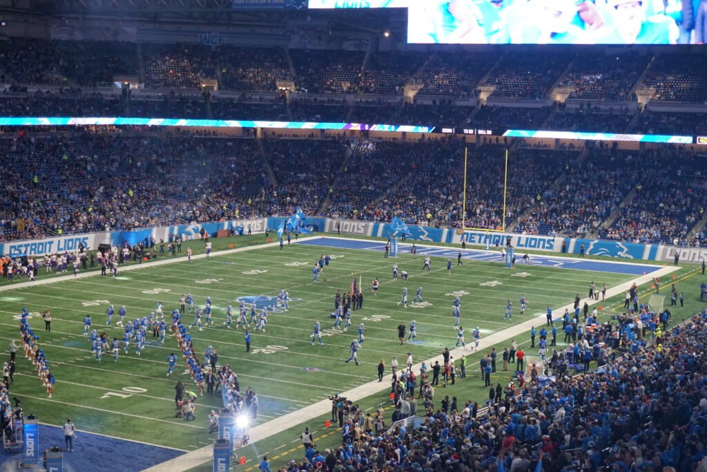 Salida de los Detroit Lions al campo de Ford Field ante los Vikings